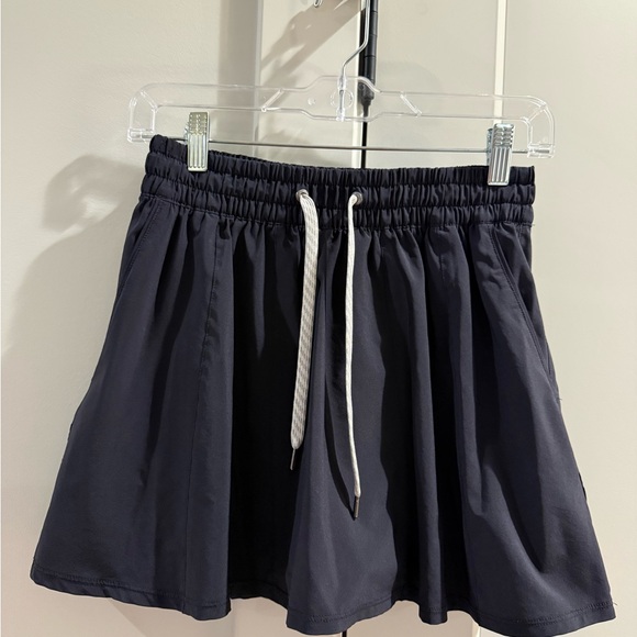 Vuori Dresses & Skirts - Vuori women’s clementine black skirt with built in shorts